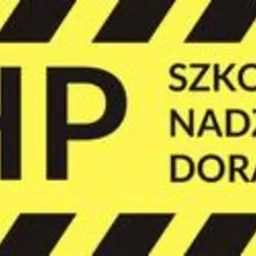 Żółte tło z czarnymi pasami ostrzegawczymi na górze i na dole. Na środku napis BHP, obok Szkolenia, Nadzór, Doradztwo.