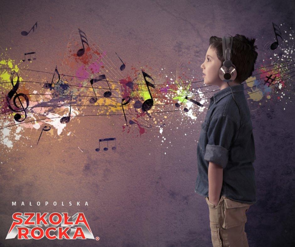 Chłopiec w słuchawkach na tle grafiki z nutami i kolorowymi plamami, logo 'Małopolska Szkoła Rocka' w lewym dolnym rogu.