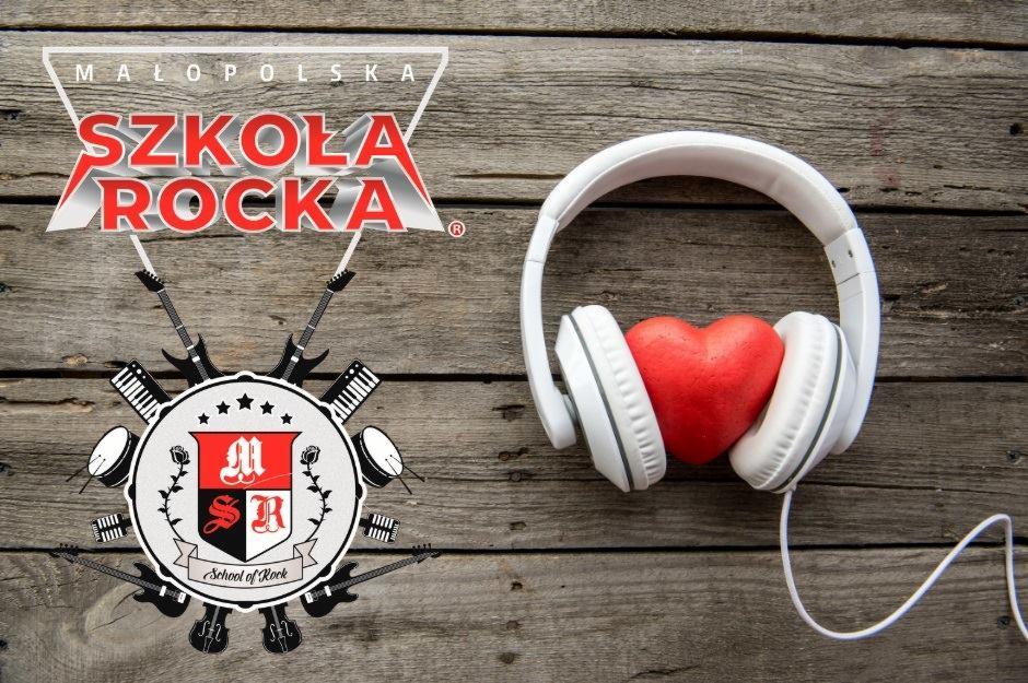 Logo Szkoły Rocka Małopolska z instrumentami i słuchawkami z czerwonym sercem na drewnianym tle.