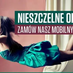 Kobieta w sukience, unosząca się obok nieszczelnego okna, symbolizująca przeciąg i potrzebę serwisu okiennego.