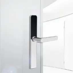 Minimalistyczne, białe wnętrze z otwartymi drzwiami z elektronicznym zamkiem i chromowaną klamką, widok na kolejne pomieszczenie z identycznymi drzwiami.