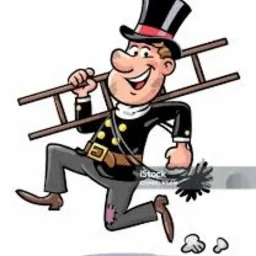 Uśmiechnięty kominiarz w tradycyjnym stroju, z drabiną na ramieniu i szczotką w dłoni, w dynamicznej pozie.