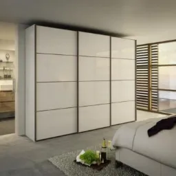 Biała szafa do sypialni