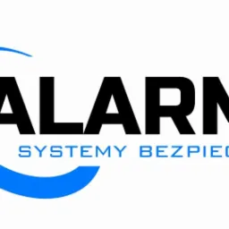 Logo firmy ALARMAT Systemy Bezpieczeństwa, czarne litery nazwy z niebieskim symbolem fal radiowych i łukiem pod nazwą.