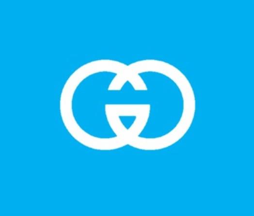 Białe, symetryczne logo z geometrycznym motywem na jasnoniebieskim tle.