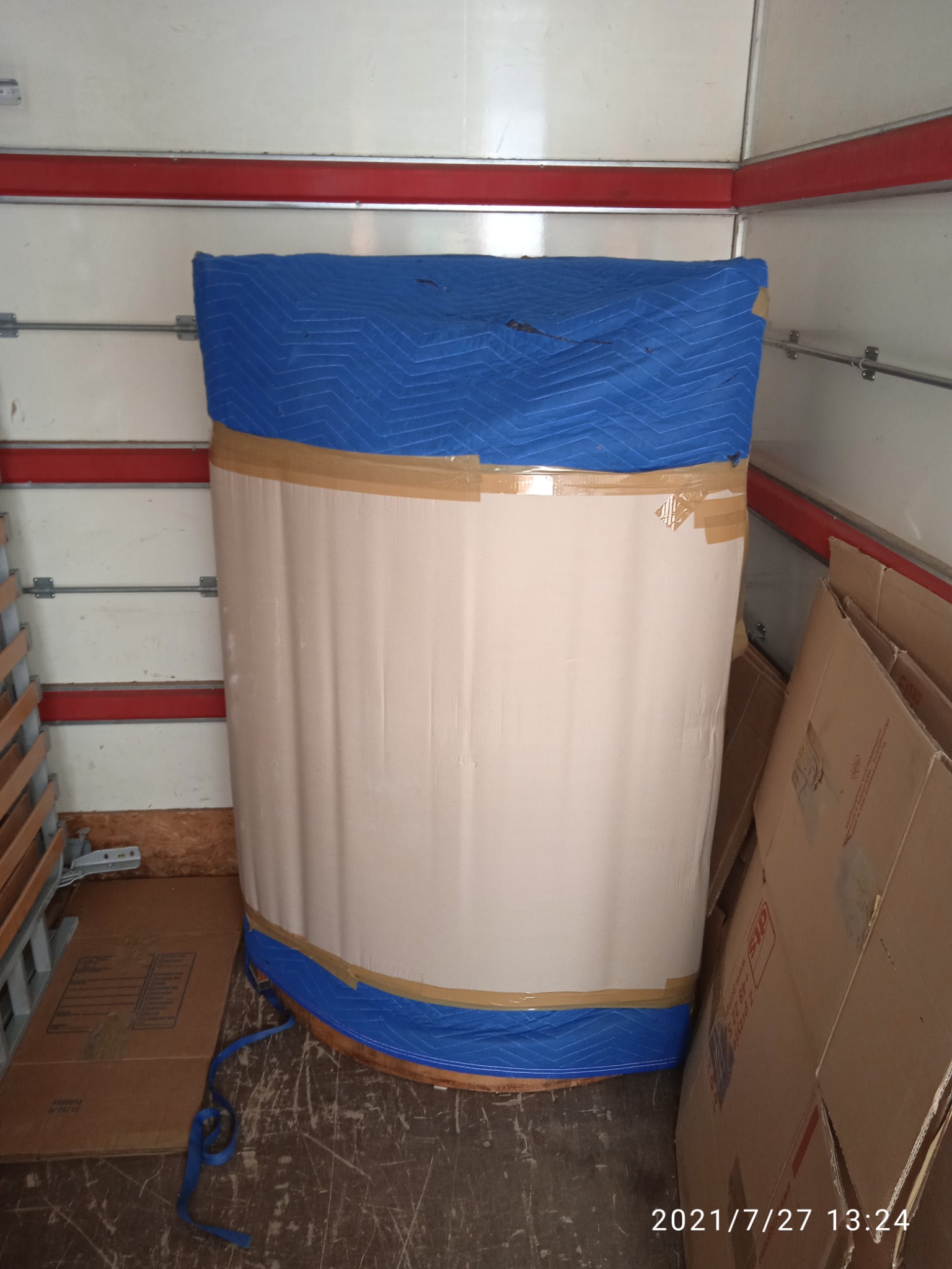 Zabezpieczony mebel w niebieskim pokrowcu i kartonach w przestrzeni ładunkowej, gotowy do transportu w Zamościu.