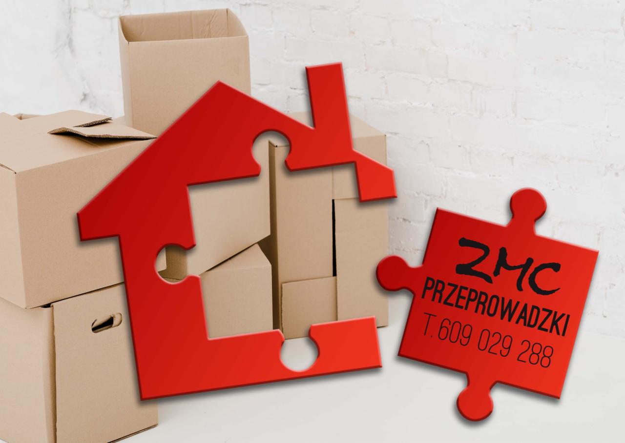 Stos kartonowych pudeł z czerwonym elementem układanki w kształcie domu oraz elementem z napisem ZMC Przeprowadzki i numerem telefonu na białym tle.