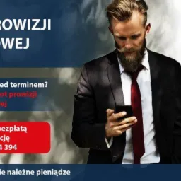 Mężczyzna w garniturze z czerwoną krawatką sprawdza coś na smartfonie, w tle napis 'Zwrot prowizji bankowej' i logo kancelarii prawnej.