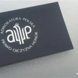 Czarna wizytówka z białym logo i napisem 'Adwokatura Polska Prawo Ojczyzna Honor' na szarym tle z powtórzonym logo w tle.
