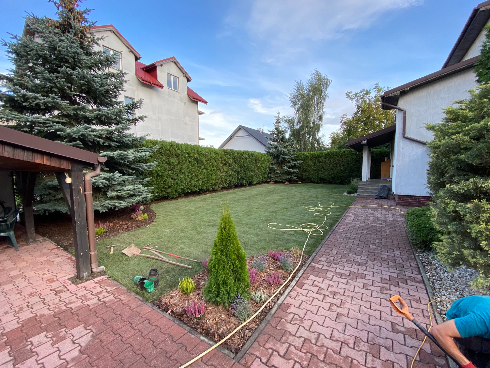 Realizacja 08/2020 renowacja starego ogrodu . Założenie systemu nawadniania ,nowy trawnik z rolki + nasadzenia.