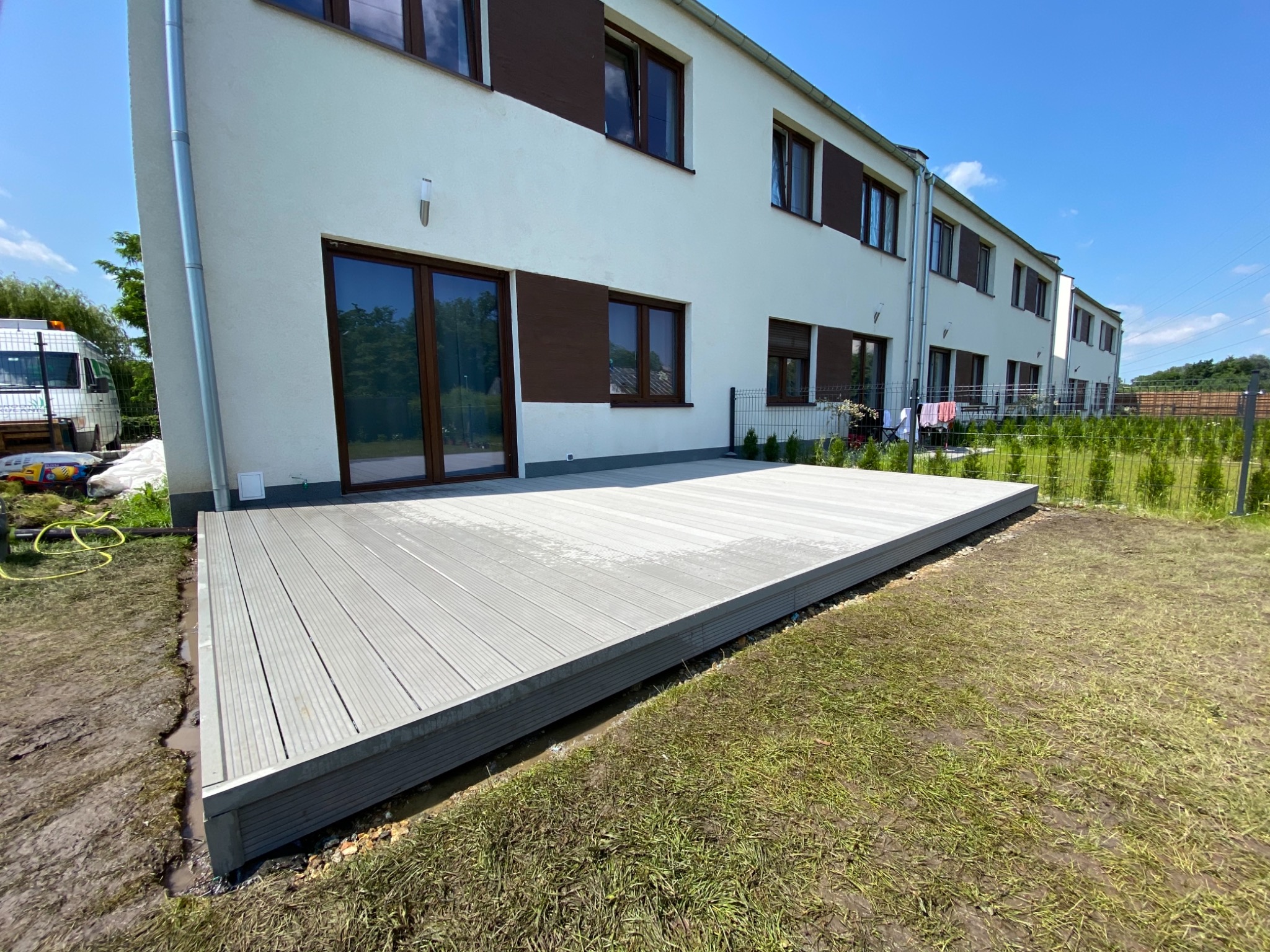 Taras z desek kompozytowych ciekawy i często wybierany materiał przez klientów w ostatnich kilku latach .