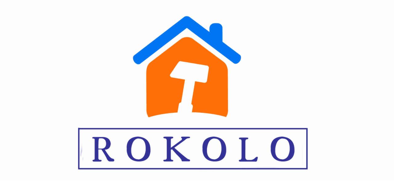 Logo firmy budowlanej ROKOLO przedstawiające pomarańczowy dom z niebieskim dachem, w którym znajduje się biały młotek.