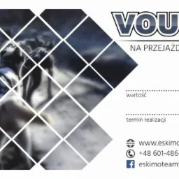 Voucher na przejażdżkę psim zaprzęgiem, z graficznym tłem przedstawiającym psy zaprzęgowe w zimowym krajobrazie, logo firmy Eskimo Team i dane kontaktowe.