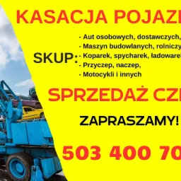 Niebieski dźwig chwyta czerwony samochód na tle sterty zniszczonych pojazdów na złomowisku, z żółtym tłem reklamowym oferującym kasację pojazdów i sprzedaż części.