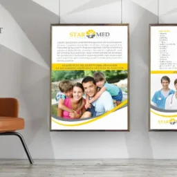 Wizualizacja biura z plakatem reklamowym Star Med z uśmiechniętą rodziną i zespołem medycznym, obok brązowe krzesło na tle geometrycznej ściany.