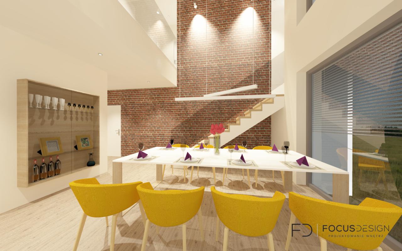 Wizualizacja jadalni z ceglaną ścianą, białym stołem i żółtymi krzesłami. Na stole nakrycia z fioletowymi akcentami. W tle schody i przeszklona witryna z alkoholem. Widoczne logo FocusDesign.