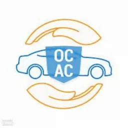 Stylizowany rysunek samochodu w niebieskim konturze, otoczony ochronną tarczą z napisem 'OC AC' i dwiema dłońmi w kolorze pomarańczowym, sugerującymi ochronę.