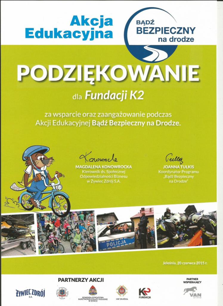 Plakat z podziękowaniem dla Fundacji K2 za wsparcie akcji edukacyjnej 'Bądź Bezpieczny na Drodze', z ilustracją bobra na rowerze i zdjęciami z wydarzenia, w tym rowerzystów i radiowozu policyjnego.
