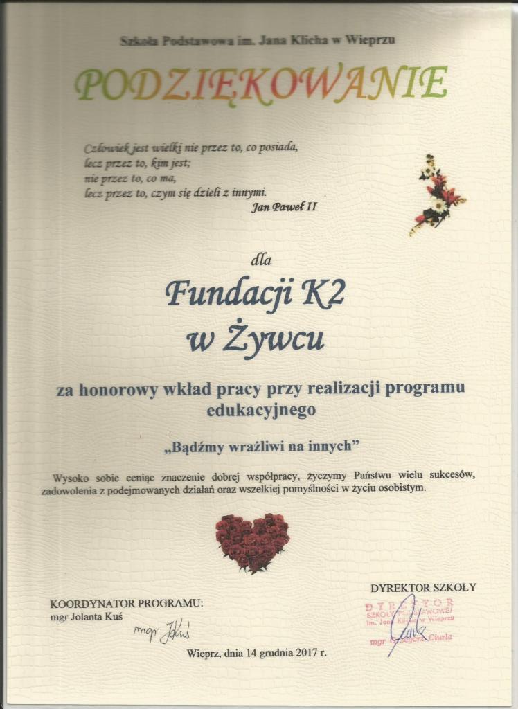 Skan dyplomu z podziękowaniem dla Fundacji K2 w Żywcu za wkład pracy w realizację programu edukacyjnego, z podpisami koordynatora programu i dyrektora szkoły z Wieprza.