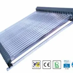 Kolektor słoneczny rurowy, widok z góry pod kątem, widoczne rzędy rur próżniowych i rama montażowa, w tle białe tło, w prawym dolnym rogu widoczne znaki certyfikacji.