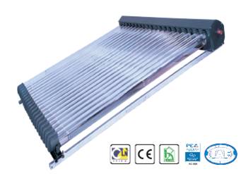 Kolektor słoneczny rurowy, widok z góry pod kątem, widoczne rzędy rur próżniowych i rama montażowa, w tle białe tło, w prawym dolnym rogu widoczne znaki certyfikacji.