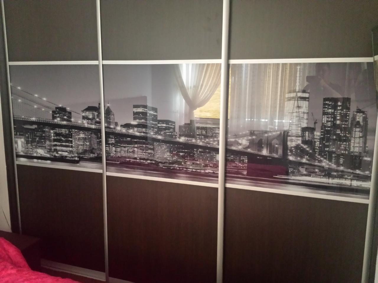 Szafa przesuwna z fototapetą przedstawiającą panoramę Nowego Jorku w czerni i bieli, widok na most i drapacze chmur.