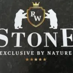 Logo firmy RAW STONE: dwa białe niedźwiedzie podtrzymujące tarczę z koroną, napis STONE i EXCLUSIVE BY NATURE z pięcioma złotymi gwiazdkami na ciemnym tle.