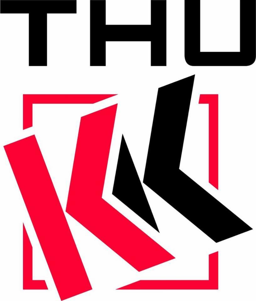 Logo firmy z napisem 'THU' nad stylizowanymi strzałkami w kolorach czerwonym i czarnym, umieszczonymi w czerwonych obrysach kwadratów.