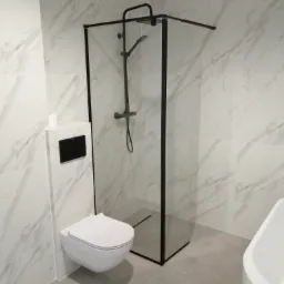 Nowoczesna łazienka z kabiną prysznicową w czarnej ramie, podwieszaną toaletą i marmurowymi płytkami na ścianach.