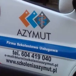 Logo firmy szkoleniowej Azymut z symbolem graficznym nawiązującym do pierwszej pomocy, umieszczone na pojeździe. Widoczny numer telefonu i adres strony internetowej.