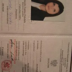 Otwarty dyplom ukończenia studiów psychologicznych na Uniwersytecie Kardynała Stefana Wyszyńskiego w Warszawie, z wklejonym zdjęciem absolwentki Agnieszki Irminy Polańskiej.