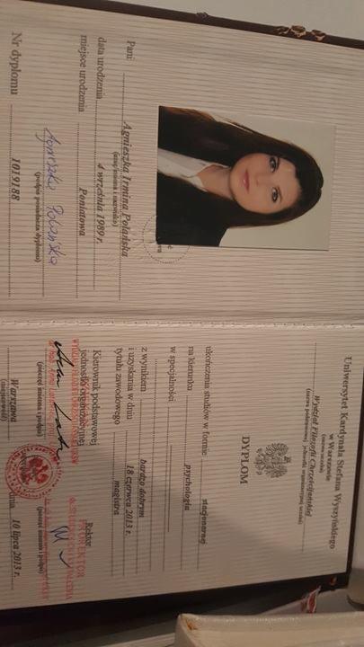 Otwarty dyplom ukończenia studiów psychologicznych na Uniwersytecie Kardynała Stefana Wyszyńskiego w Warszawie, z wklejonym zdjęciem absolwentki Agnieszki Irminy Polańskiej.