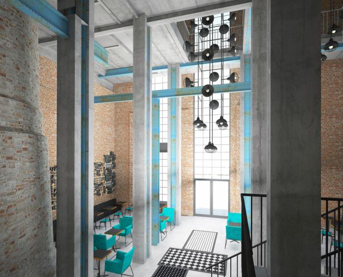 Wysokie, industrialne wnętrze z ceglanymi ścianami, betonowymi kolumnami pomalowanymi na niebiesko, turkusowymi krzesłami i wiszącą lampą z okrągłych elementów. W tle widoczne duże okna...