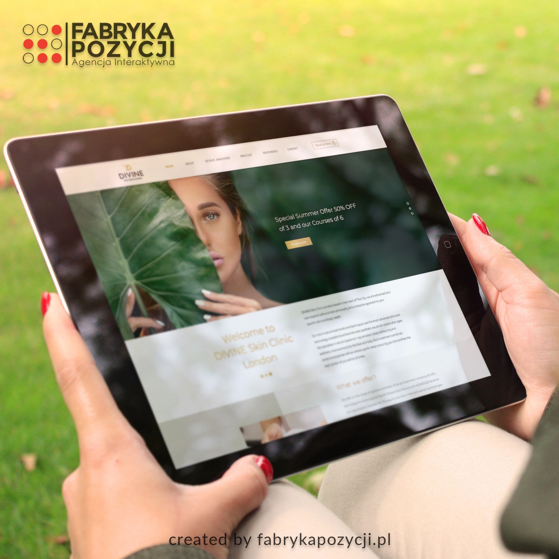 Kobieta trzyma tablet prezentujący stronę internetową kliniki kosmetycznej Divine Skin Clinic z letnią promocją, na tle rozmytego zielonego otoczenia.