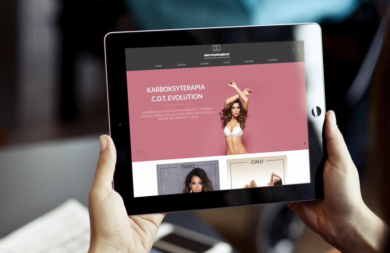 Osoba trzyma tablet prezentujący stronę internetową kliniki dermatologicznej z ofertą karboksyterapii, widoczna modelka na różowym tle i sekcje twarz/ciało.