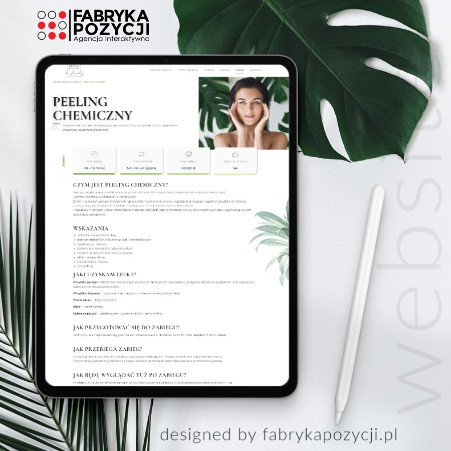 Tablet wyświetla stronę internetową o peelingu chemicznym, obok leży biały stylus, w tle liście monstery i logo Fabryka Pozycji.