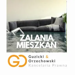 Grafika przedstawia zalane mieszkanie z kanapą i krzesłem wystającymi z wody, z logo kancelarii prawnej Guzicki & Orzechowski na dole.