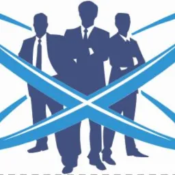 Grafika przedstawiająca trzech sylwetkowych mężczyzn w garniturach, otoczonych niebieskimi, przecinającymi się orbitami, na białym tle.