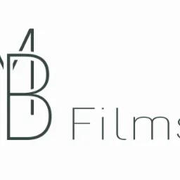 Minimalistyczne logo firmy MB Films w kolorze ciemnej zieleni na białym tle, przedstawiające stylizowany monogram MB połączony z napisem Films.