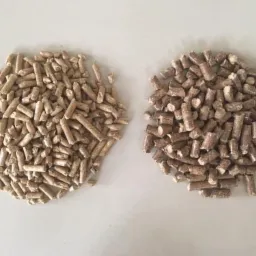 Dwie pryzmy peletu: jasny, prawdopodobnie drzewny, po lewej i ciemniejszy, nieznanego pochodzenia, po prawej, na jasnym tle.