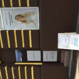 Wejście do placówki finansowej z reklamą szybkiej gotówki i informacją o pożyczce po fińsku, widoczny szyld z godzinami otwarcia.