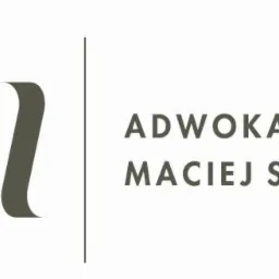 Eleganckie logo kancelarii prawnej: abstrakcyjny znak graficzny przypominający literę 'U' w odcieniach oliwki i szarości, oddzielony pionową linią od tekstu 'ADWOKAT MACIEJ SUROWIEC' zapisanego...
