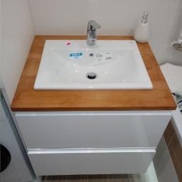 MM-Design - Biała umywalka nablatowa z chromowaną baterią na drewnianym blacie i szafką z białymi frontami, widok z przodu.