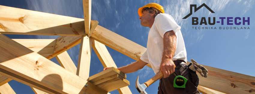 Monter w żółtym kasku mocuje drewnianą konstrukcję dachu na tle błękitnego nieba, widoczne narzędzia i logo firmy Bau-Tech.
