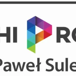 Logo firmy 'Archi Project' Pawel Sulej z abstrakcyjnymi wielokątnymi symbolami w kolorach tęczy po bokach nazwy, umieszczone w prostokątnej ramce.