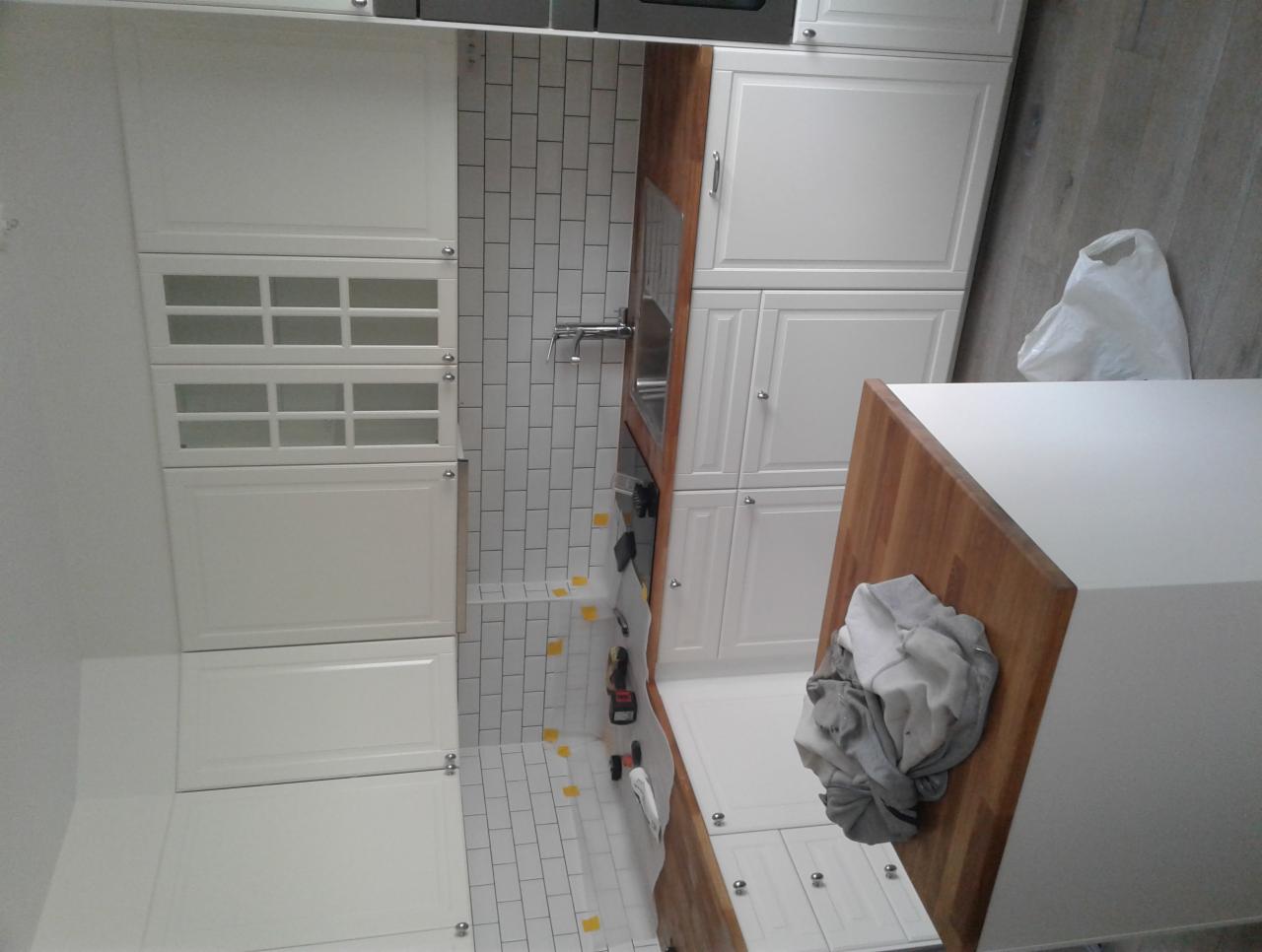 Prace wykończeniowe w kuchni w Szwecji. Szpachlowanie, malowanie, układanie płytek oraz montaż mebli