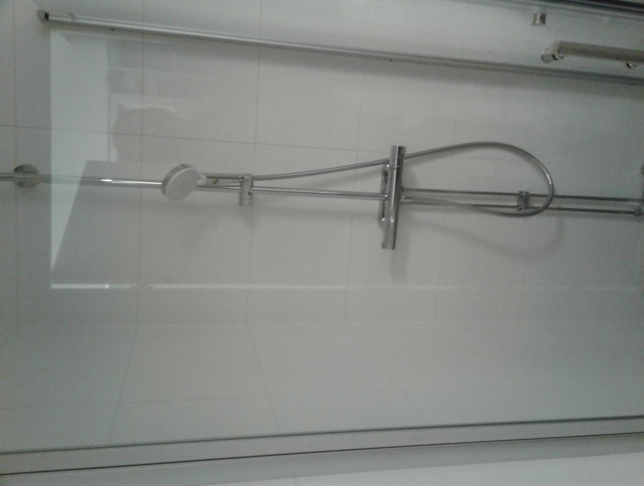 Prace wykończeniowe łazienki na terenie Szwecji. Układanie płytek, montaż armatury łazienkowej