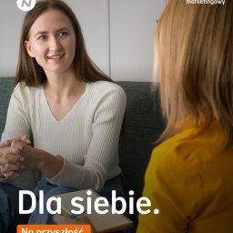 Katarzyna Szczęsna Ubezpieczenia - Rozmowa dwóch kobiet na kanapie, notatnik z napisem 'Dla siebie. Na przyszłość.', materiał marketingowy. Ubezpieczenie na życie.