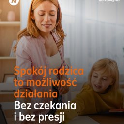 Katarzyna Szczęsna Ubezpieczenia - Mama z córką przy biurku, ciepłe światło, tekst o spokoju rodzica i możliwości działania, materiał marketingowy ubezpieczeń rodzinnych.