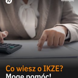 Katarzyna Szczęsna Ubezpieczenia - Kalkulator, dokumenty i dłoń wskazująca na IKZE. Materiał marketingowy z pytaniem 'Co wiesz o IKZE? Mogę pomóc!'.